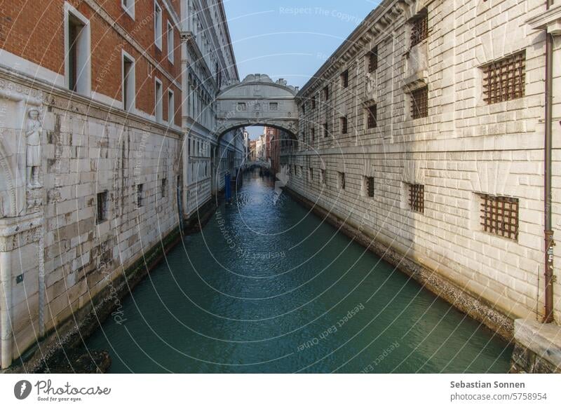 Kleiner Kanal in Richtung der berühmten Seufzerbrücke oder Ponte dei Sospiri, Venedig, Veneto, Italien Brücke Wahrzeichen Tourismus Architektur seufzt Europäer