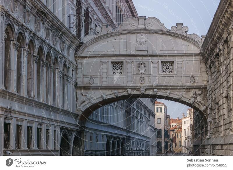 Kleiner Kanal in Richtung der berühmten Seufzerbrücke oder Ponte dei Sospiri, Venedig, Veneto, Italien Brücke Wahrzeichen Tourismus Architektur seufzt Europäer
