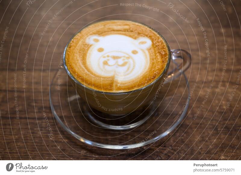 Niedlicher Bär Latte Art auf Holztisch Kunst Cappuccino Kaffee Design niedlich Barista heiß Getränk Espresso melken schäumen Café hölzern Tisch übersichtlich
