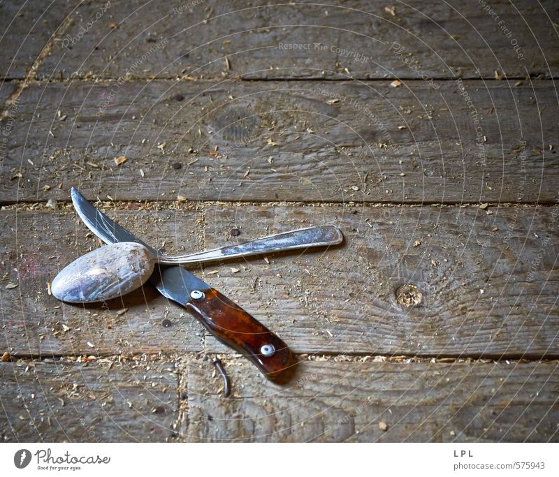 Esstisch eines armen Handwerkers Messer Löffel Armut Holzbrett Besteck Serviertisch Armutsgrenze Mittagessen dreckig minimalistisch karg Messerstich Senior alt