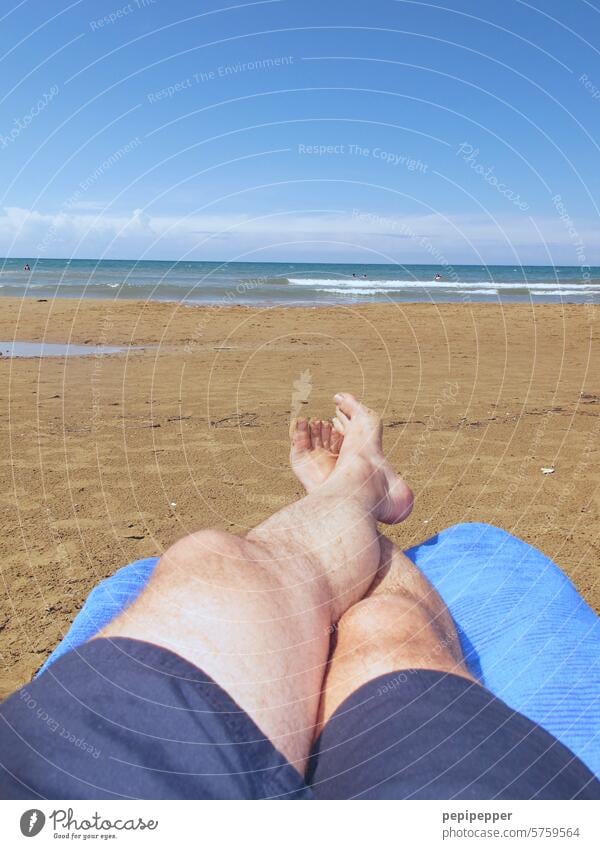 entspannt am Strand liegen Mann Füße Erholung Ferien & Urlaub & Reisen Sommer Meer Sand Küste Sommerurlaub Tourismus Sandstrand Wasser Außenaufnahme