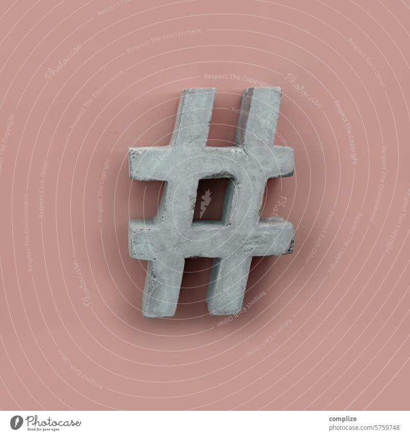 #Hashtag aus Beton auf altrosa Hintergrund hash taggen Tag Beitrag social media Instant Messaging schreiben beitragen beton stein hart zeichen #hashtag #beton