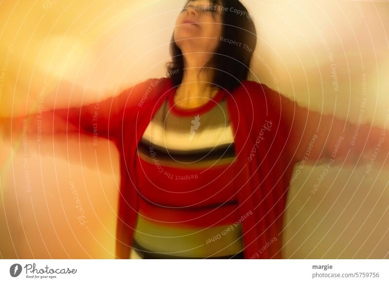 eine glückliche Frau Porträt feminin Mensch Erwachsene Zufriedenheit Bewegung Lebensfreude Glück Lächeln Gesicht genießen Tanzen Freude Pullover Streifen rot