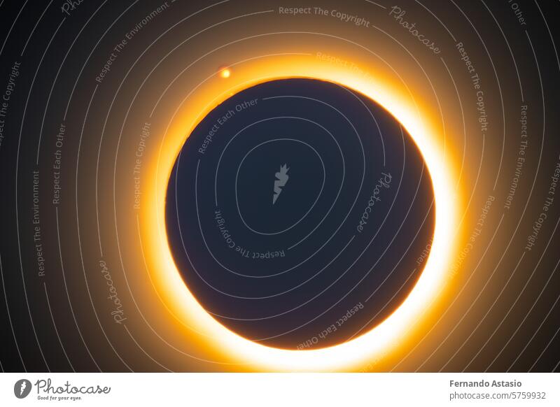 Sonnenfinsternis. Sonnenfinsternis mit Feuerring, da sich der Mond zwischen Erde und Sonne schiebt. Sonnenfinsternis am 8. April 2024. Sonnenfinsternis der Sonne an einem bewölkten Tag. Nahaufnahme