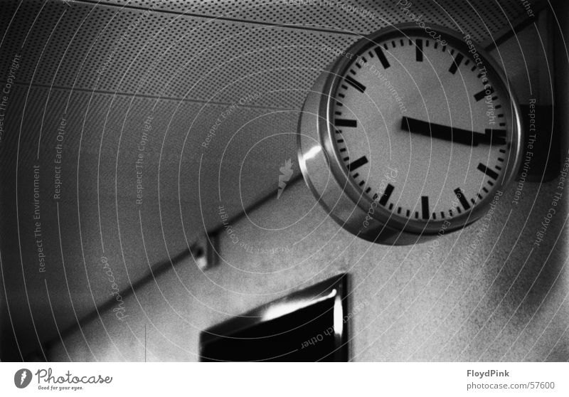 Zeitstillstand Uhr körnig clock Kanton Bern Schwarzweißfoto stagnierend