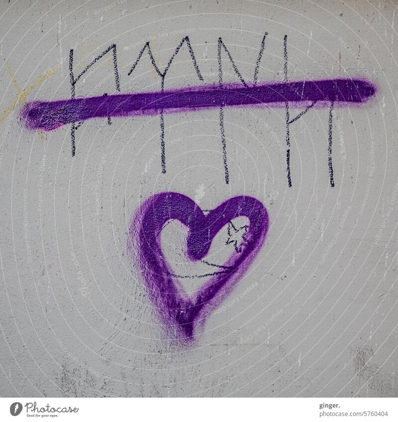 Was soll das? Ich weiß nicht. - Graffiti mit Herz grau lila violett Strich Zeichen durchgestrichen kryptische Zeichen Farbfoto Außenaufnahme Menschenleer Liebe