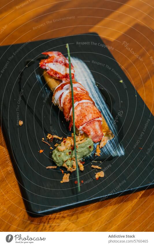 Ein saftiger Hummerschwanz wird elegant mit kunstvollen Garnierungen auf einer Schiefertafel angerichtet und zeigt gastronomische Finesse Leitwerke kulinarisch