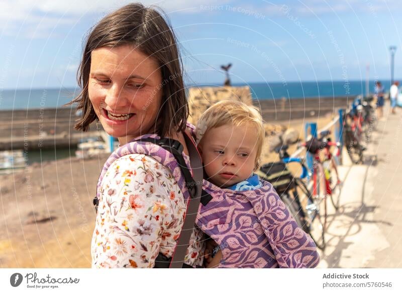 Liebevolle Mutter hält Kind mit Down-Syndrom am Meer Zuneigung Familie Pflege Umarmen MEER Küste sanft Lächeln binden Frau Kleinkind Behinderung Einschluss