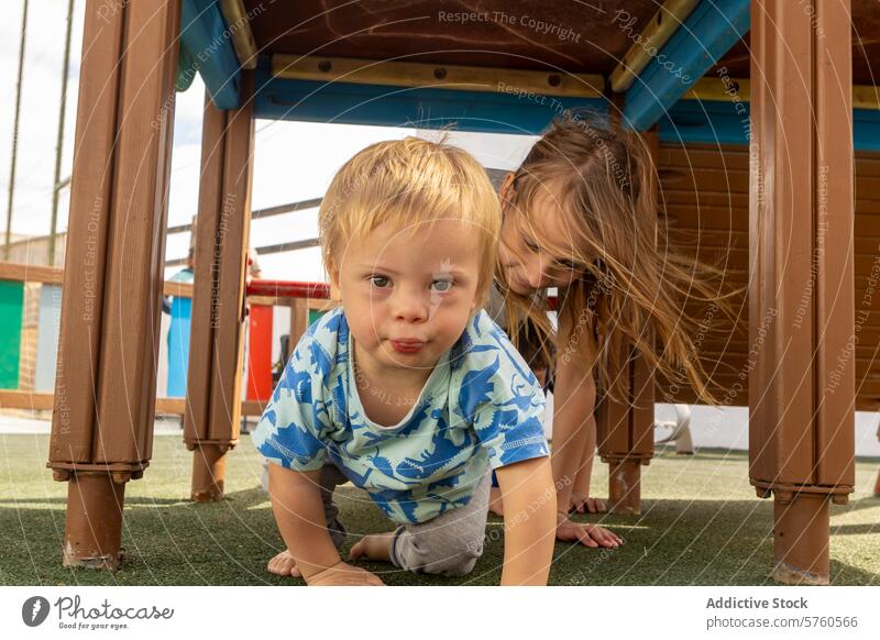 Familienspielzeit auf dem Spielplatz mit Down-Syndrom-Kind spielen im Freien Kleinkind Mädchen Bonden Inklusivität Spaß Struktur Aktivität herzerwärmend Freude