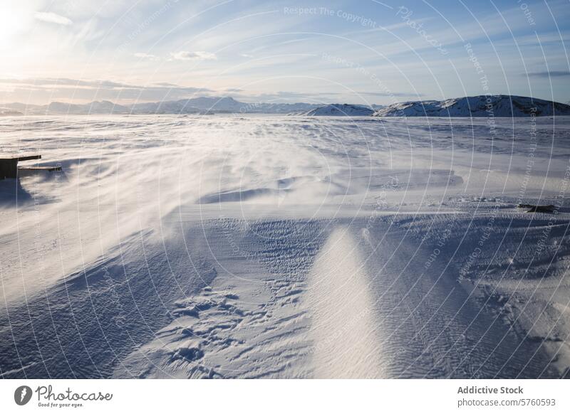 Die isländische Tundra ist ein Spektakel aus Schneeverwehungen, vom Wind gezeichneten Mustern und Bergen am Horizont unter einem strahlenden Himmel Winter