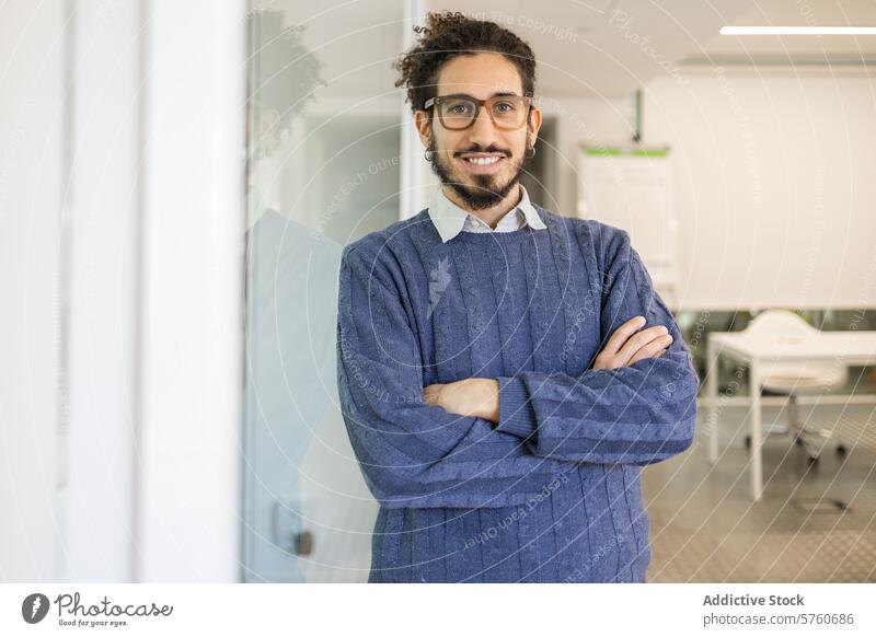 Selbstbewusster Geschäftsmann aus dem Nahen Osten lächelt in die Kamera Mann nahöstlich selbstbewusst Lächeln in die Kamera schauen Büro professionell