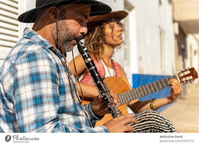 Straßenmusikanten spielen in einer sonnigen Stadt Musiker duo Klarinette Gitarre Tag Leistung Talent im Freien Künstler männlich Frau Kunst Kultur akustisch