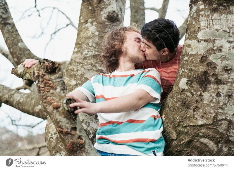 In einer innigen Umarmung küsst ein Mann den anderen auf den Mund, was Liebe und Verbundenheit in einer friedlichen natürlichen Umgebung symbolisiert Paar Kuss