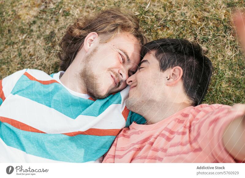Intime Nahaufnahme eines schwulen Paares, beide Transgender, in einem ruhigen Moment, Nase an Nase, Augen geschlossen, Zweisamkeit genießend itim Zärtlichkeit