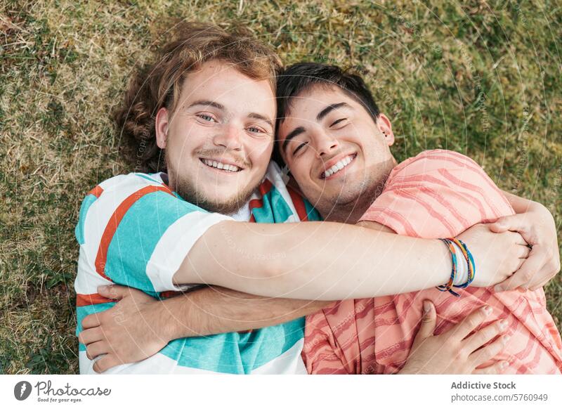 Eine herzerwärmende Umarmung zwischen zwei schwulen Männern, die beide transsexuell sind, während sie lachen und einen innigen Moment auf der Wiese miteinander genießen