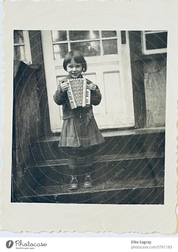 altes Kinderfoto Mädchen mit Ziehharmonika Schwarzweißfoto analog Außenaufnahme sw Mädchenportrait schwarzweiß Kindheit Familienfotografie 50er Analogfoto