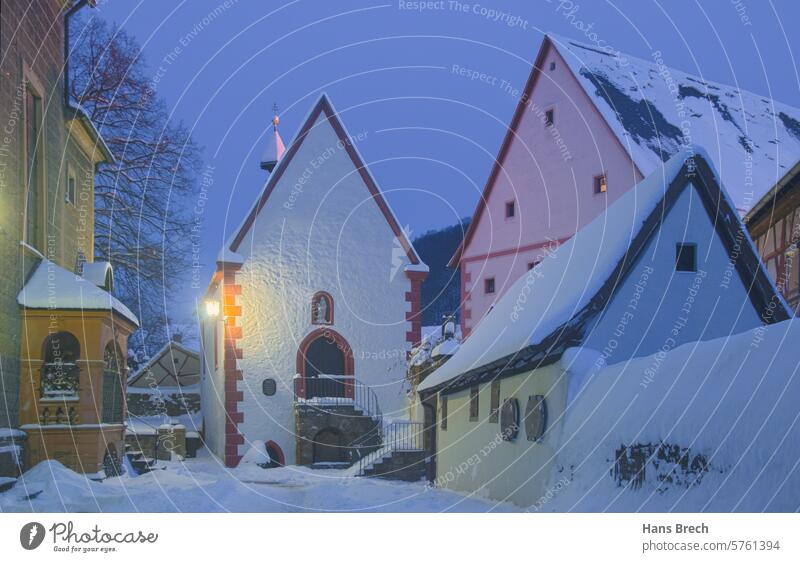 Verschneiter Kirchplatz Zeil am Main am Abend Winter Schnee Dämmerung Blaue Stunde Annakapelle Stadtpfarrkirche Sankt Michael Rathaus Gotische Kapelle