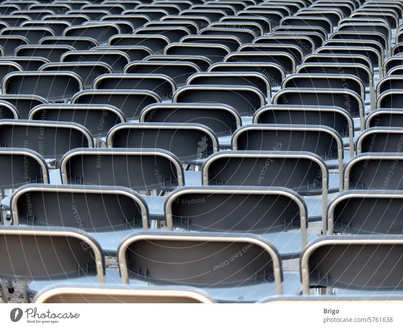 Leere Stühle unter freiem Himmel. Konzert stühle konzert leer Menschenleer Sitzgelegenheit Veranstaltung Publikum Platz Stuhlreihe Reihe Sitzreihe sitzen