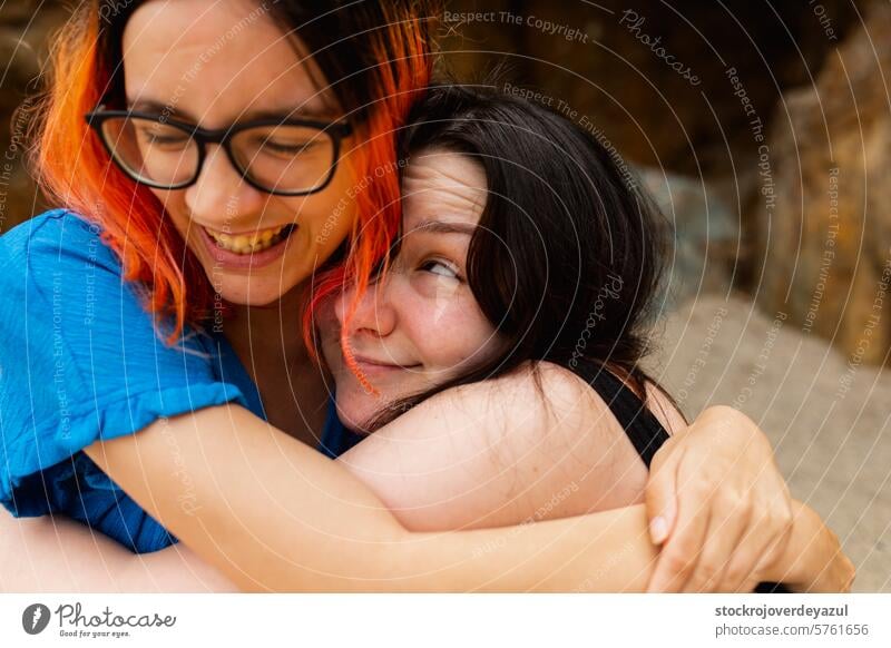 Ein paar Mädchen umarmen sich voller Zuneigung und Freude während eines Tages am Strand Person Zusammensein Frau Freundschaft Spaß umarmend Erwachsener Frauen