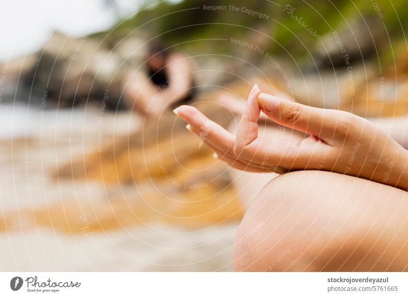 Hände eines jungen Mädchens, das am Strand eine Yoga-Asana-Pose einnimmt meditierend Erholung Lifestyle Frau Übung Zen Lotos Wellness Sitzen echte Menschen