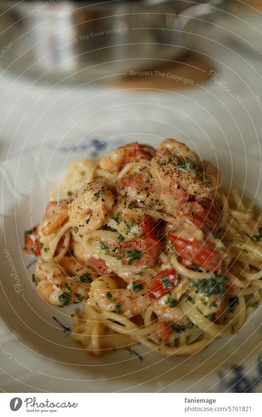 Spaghetti mit Garnelen Italienisch Mittagessen lecker comfort food Komfortfood Lieblingsessen ungesund Sahnesoße mediterran süden Pasta Kräuter Tomaten