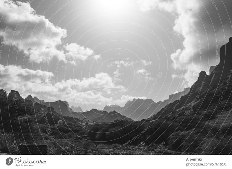 Hügelkette vulkangestein Landschaft vulkanisch Natur Berge u. Gebirge Ferien & Urlaub & Reisen Felsen Gegenlicht Himmel Wolken Schwarzweißfoto