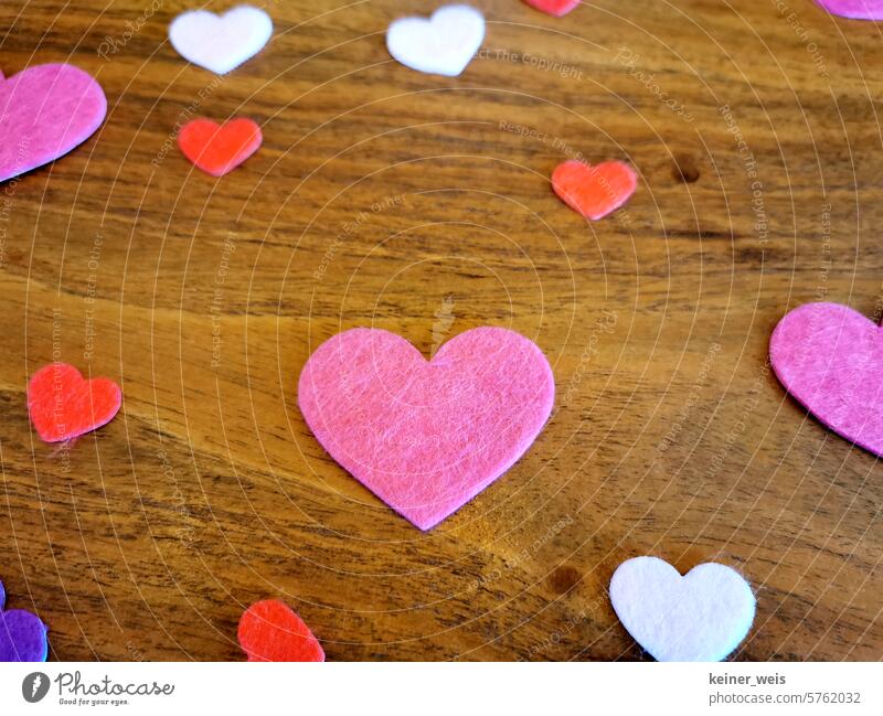 Herzen aus Filz als Tischdekoration Holztisch Feierlichkeit geburtstag Hochzeitsfeier Party romantisch Geburtstag Liebe Romantik rosa rot weiß Valentinsgruß