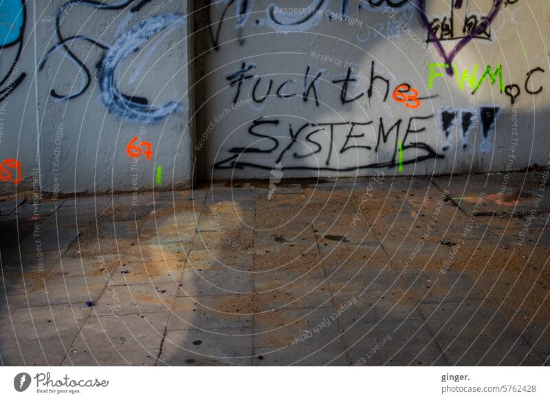 Denglisch - Fuck the Systeme!!! - Graffiti Wand schwarz grau bunt schmutzig Dreck Linien dreckig Schmutz alt Vergänglichkeit Zahn der Zeit Wandel & Veränderung