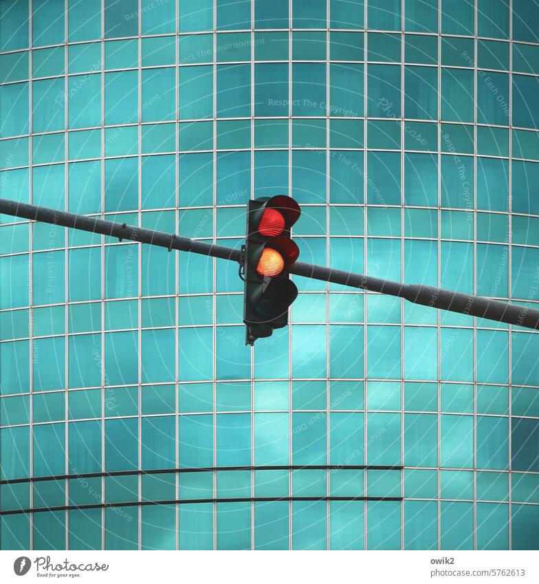 Gib Gas! Ampel Verkehrsampel rot-gelb Signal Start losfahren Verkehrsfluss Straßenverkehr leuchtende Farben Fassade Hochhaus Glasfassade türkis
