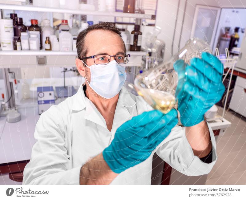 Ein Wissenschaftler bei der Arbeit im Labor. Selektiver Fokus. forschen Chemie Mann arbeiten Experiment medizinisch Medizin Chemikalie Chemiker Fundstück