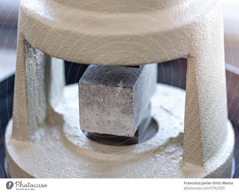 Im Physiklabor werden die Druckfestigkeit von Zement gemäß den Normen, die Eigenschaften von technischen Verbundwerkstoffen und die Zementfestigkeit geprüft.