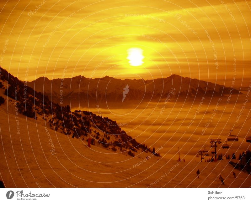 Sonnenuntergang Österreich Wolken Berge u. Gebirge Schnee Skifahren Skifahrer Sonnenlicht Abendsonne Abenddämmerung Skipiste Bergkette Tal Skilift abwärts