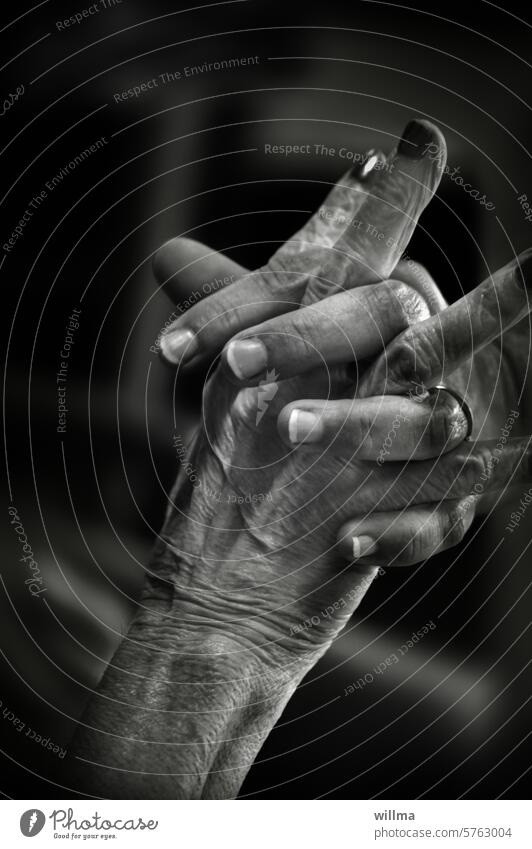 Erinnerungen Hände verschränken nachdenklich Alter altern Senioren Rente Ruhestand Lebensabend erinnern Glaube Seniorin sw Hand Finger Nagellack
