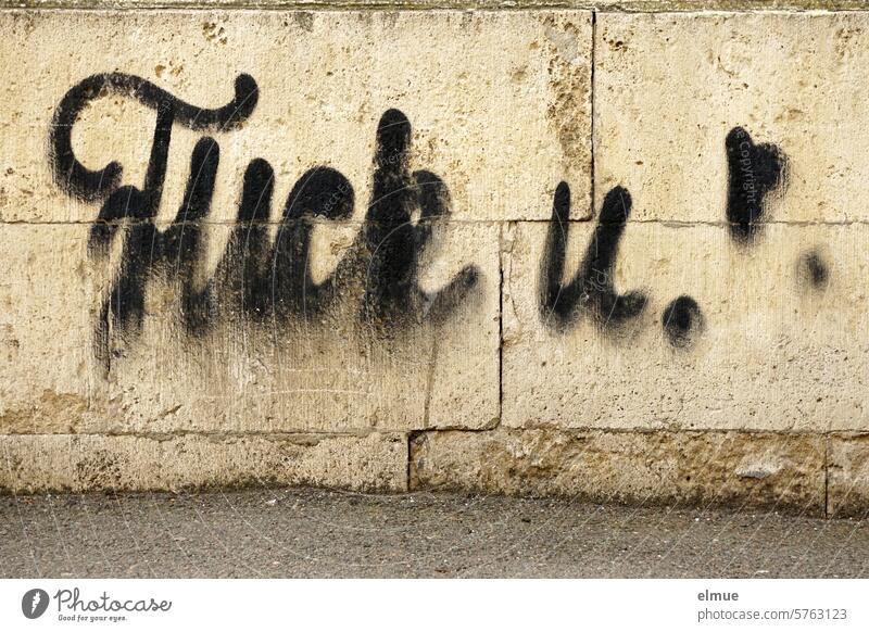Graffiti - Fuck u ! - in schwarzer Schreibschrift an einer Hauswand fuck you fuck u Frustration fick dich leck mich verpiss dich scheiß auf dich