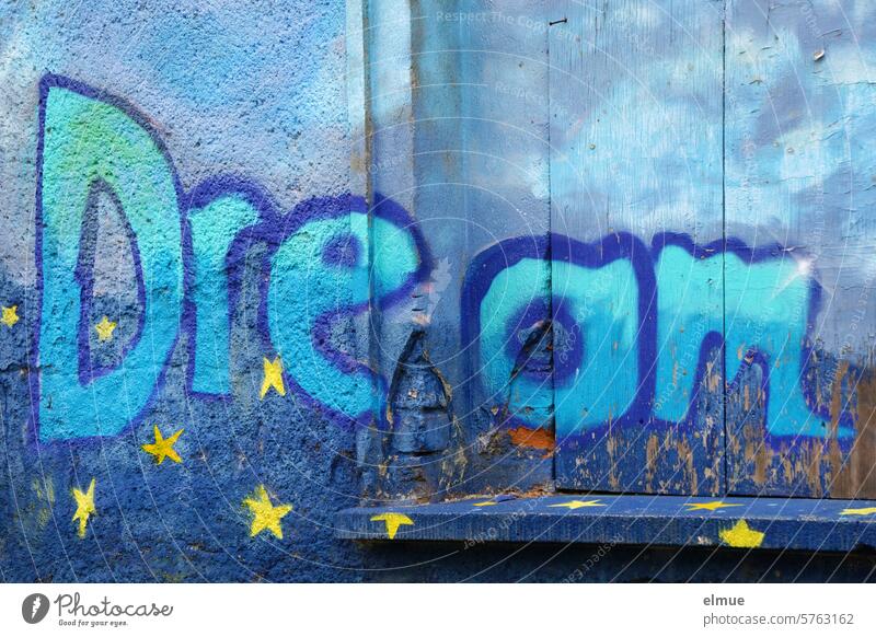 blaues Graffiti mit gelben Sternchen und dem Schriftzug Dream an einer Fassade mit vernageltem Fenster dream Traum träumen Gute Nacht Kunst Jugendkultur Blog