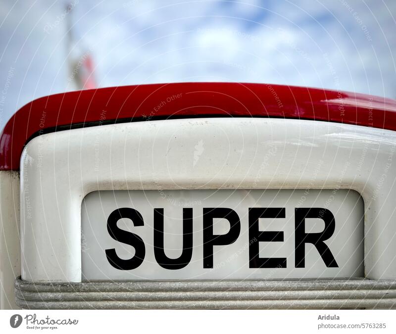 SUPER | alte Tankstellensäule Super tanken Auto Benzin Zapfsäule Erdöl Verkehr Brennstoff Rohstoffe & Kraftstoffe Außenaufnahme Menschenleer Energiekrise