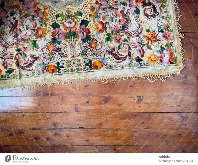 Farbenfroher floraler Teppich auf Parkettboden Blumen Muster Fußboden Holzparkett Innenaufnahme Häusliches Leben Wohnung Raum Bodenbelag Menschenleer