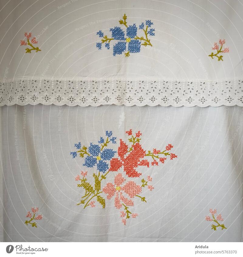 Gestickte Blümchen auf weißem Stoff mit Spitzenborte Stickerei Blüten Blumen sticken Borte kitschig Handarbeit Wäsche dekorativ Stickereien Textil nähen