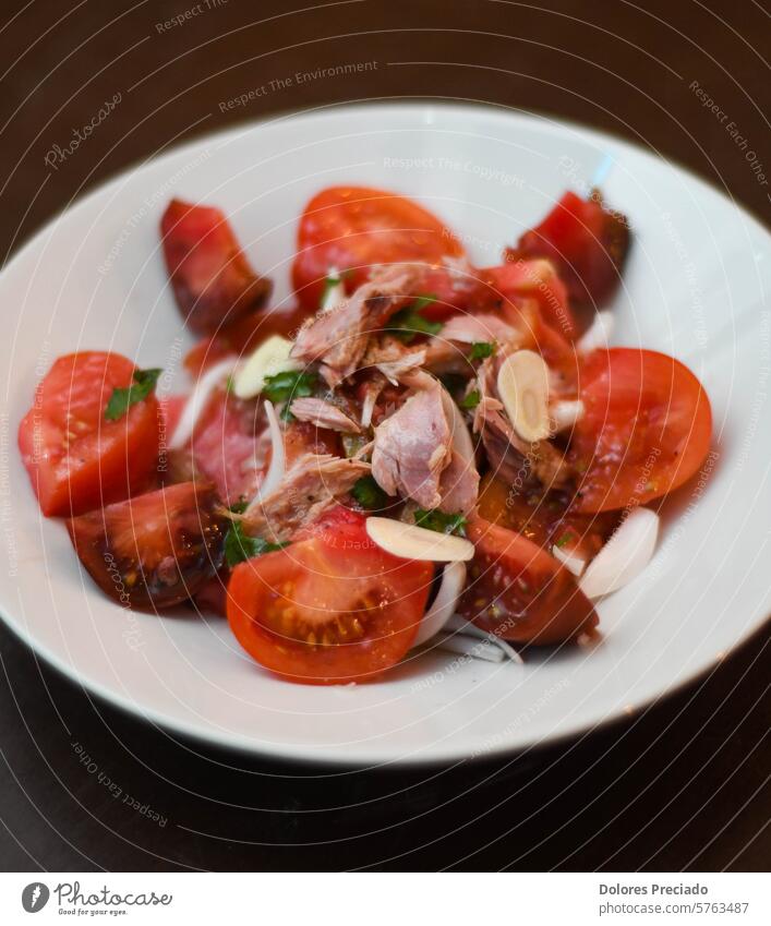 Tomaten-Thunfisch-Salat, mit Zwiebeln. Gourmet-Gericht mit Qualitäts-Tomaten. Feinschmecker Nährstoff Olivenöl traditionell Rezept Sommer Petersilie Italienisch