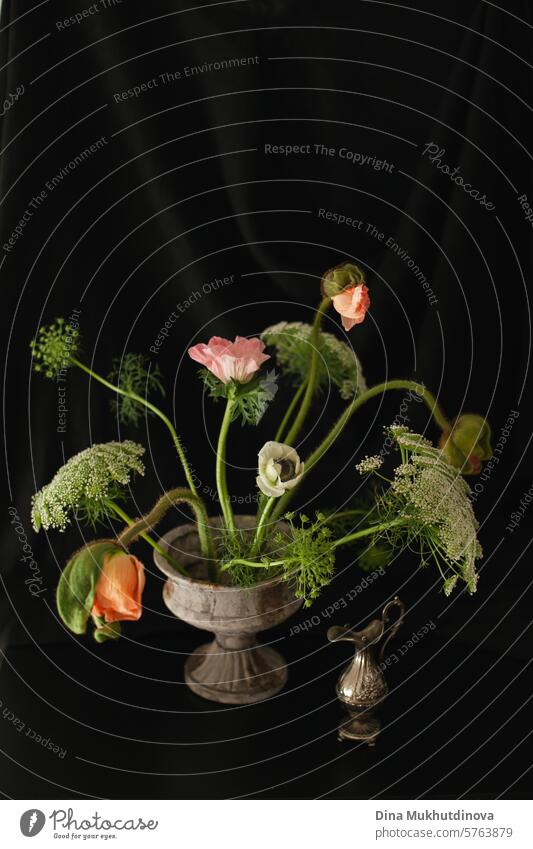 anspruchsvolle komplizierte Blumen Bouquet in Vase. Blumenarrangement auf schwarzem Stoffhintergrund. Blumenstrauß geblümt Blütezeit Haufen Natur