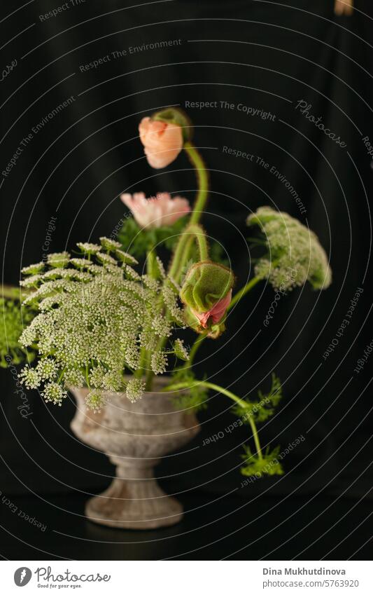 anspruchsvolle komplizierte Blumen Bouquet in Vase. Florales Arrangement auf schwarzem Hintergrund. Blumenstrauß geblümt Blütezeit Haufen Natur