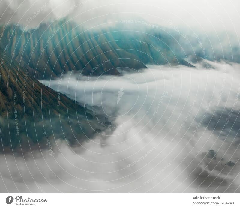 Geheimnisvolle Gebirgskämme tauchen aus einem Nebelmeer auf, und das Wechselspiel von Licht und Schatten schafft eine ätherische Landschaft Berge u. Gebirge