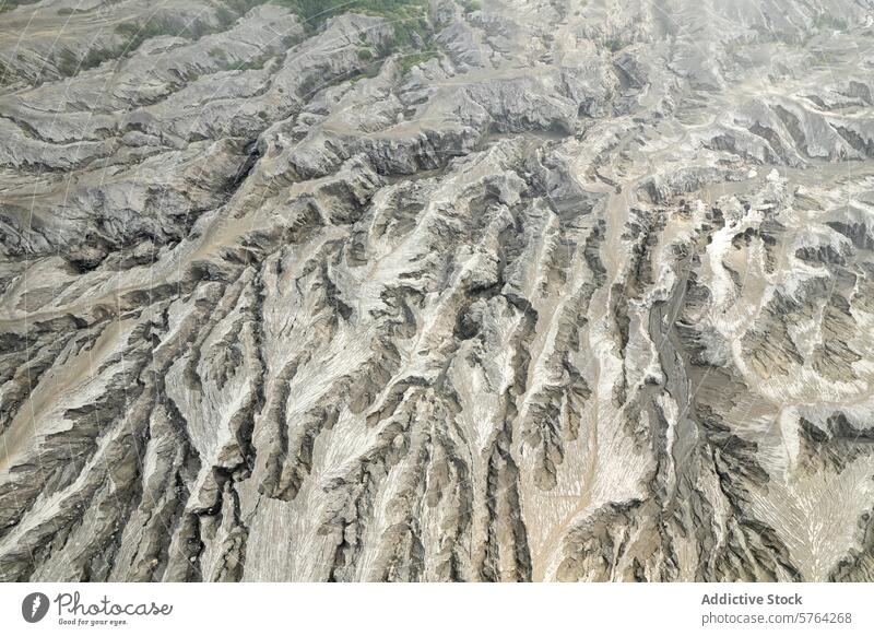 Eine fesselnde Luftperspektive auf die durch Erosion entstandenen Furchen in einem Tal aus vulkanischer Asche, die einzigartige geologische Muster aufweisen
