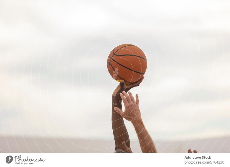 Ein Basketball in der Hand eines Spielers vor einem Weichzeichner-Hintergrund, bereit für den Einsatz auf dem Außenplatz Schuss Aktion im Freien Gericht Sport