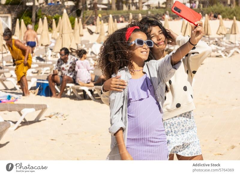 Junge Mädchen, die einen Strandtag mit einem Selfie genießen Freunde Kinder Frau Sommer Urlaub Spaß Feiertag Freizeit Küste Sand MEER Sonnenlicht tagsüber