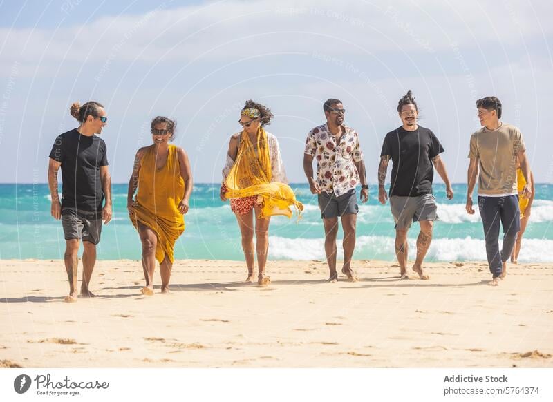 Multiethnische Gruppe von Freunden beim Spaziergang am Strand Sand MEER Freizeit sonnig Männer Frauen Menschengruppe vielfältig multiethnisch rassenübergreifend