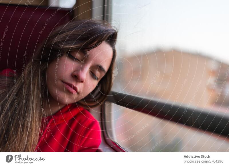 Kontemplative Frau, die sich während einer Zugfahrt ausruht aussruhen Kopf Fenster Augen geschlossen reflektierend beschaulich Reise friedlich jung Denken