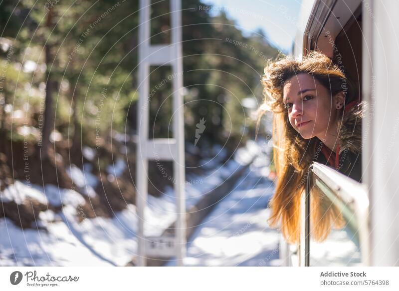 Frau blickt im Winter aus dem Zugfenster Fenster Ansicht sonnig Tag reisen Reise Passagier Transport Natur verschneite Wald Jugend Genuss im Freien Abenteuer