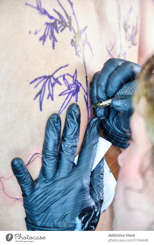 abgeschnittener unkenntlicher Tätowierer bei der Arbeit in einem professionellen Studio Tattoo Künstler Frau Klient Haut Design Atelier Tätowierung Nahaufnahme