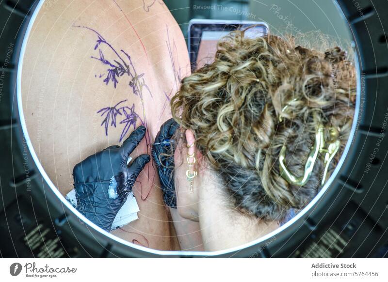 Anonymer Tätowierer, der ein Design auf der Haut eines Kunden anfertigt Frau Mann Tattoo Künstler Klient Atelier Basteln Tusche Maschine professionell